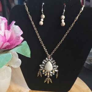 Elegant Gold and White Pendant Necklace and Earring Set